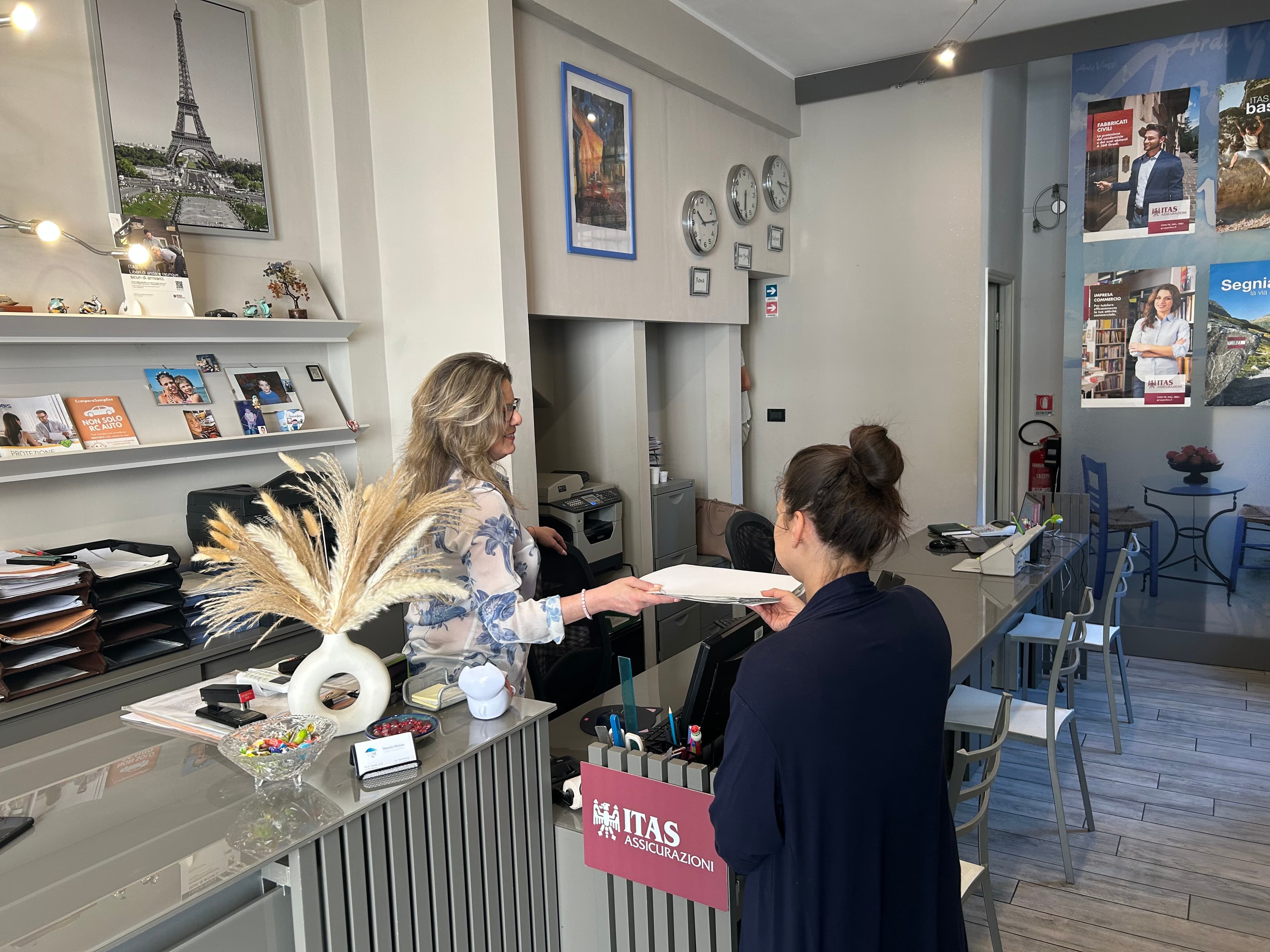 Daniela Mistico durante una consulenza assicurativa a Genova